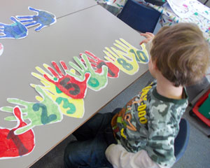 boy_counting_hands   